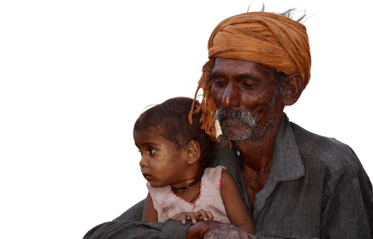 Un hombre de la tercera edad cargando a una niña. Foto de Yann Forget.