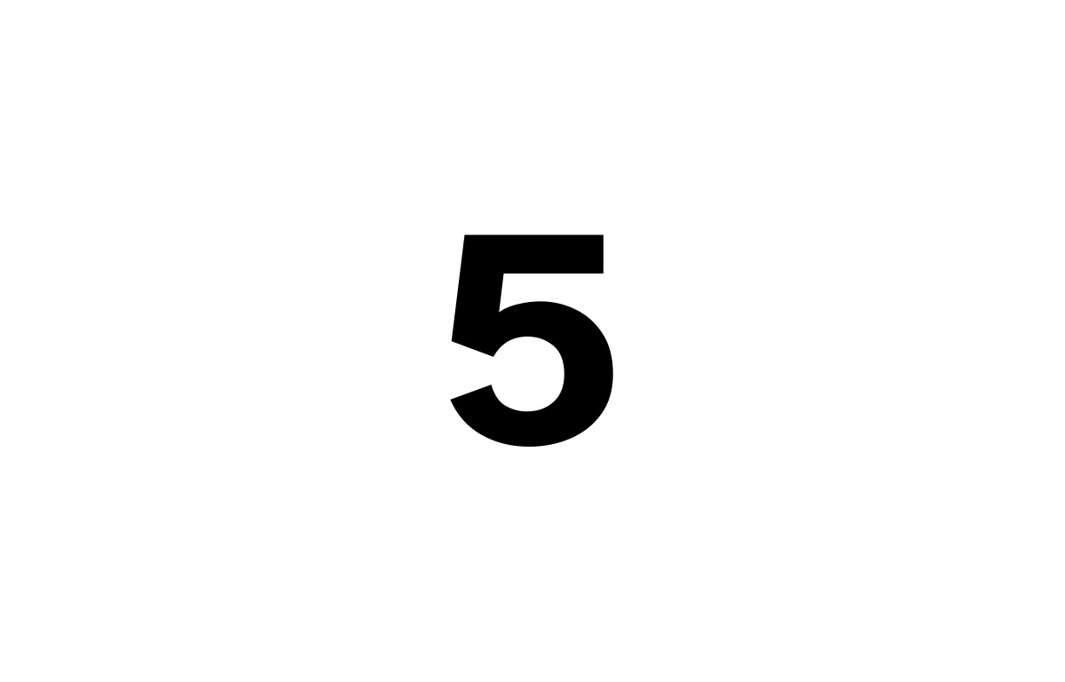 Un rectangulo solido blanco con el numero cinco escrito en el centro.