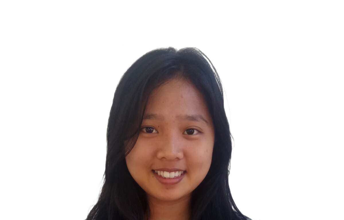 Una adolescente sonriendo. Foto de Alex Neman.