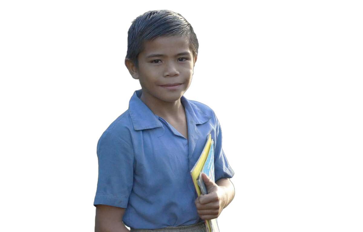 Un niño soteniendo libros. Foto de Claire Charters.