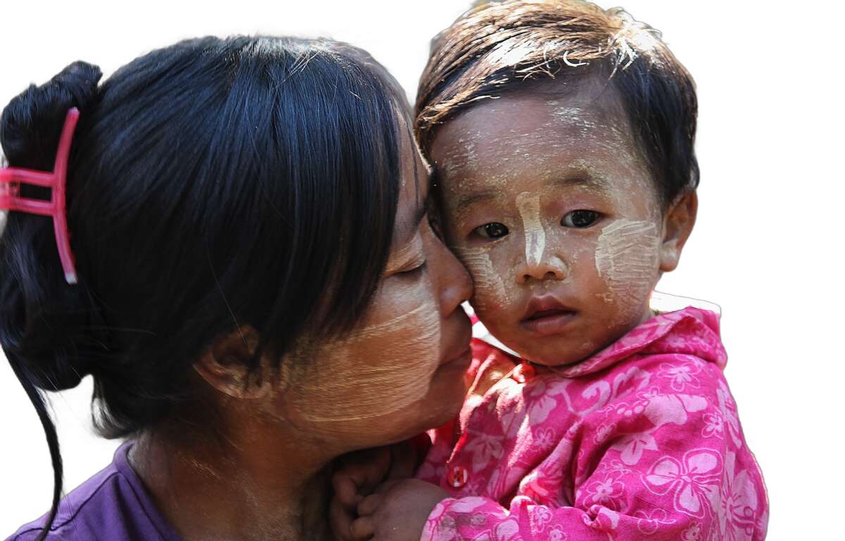 Una mamá con su hija a su lado.